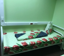 Кровать в общем номере (мужской номер) с красивым видом из окна в ХотелХот Перово
