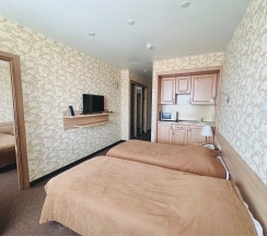 Connected Rooms с кухней в Танай