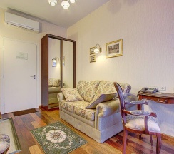 Номер люкс с 1 односпальной и 1 двуспальной кроватью в Давыдов