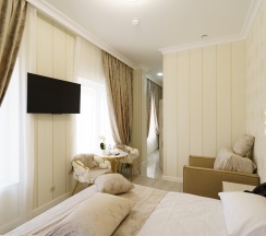 Люкс двуспальная кровать + кресло в Lazy land