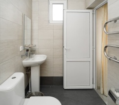 Трёхместная комната с одной двуспальной и односпальной кроватями в Чайка