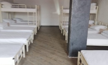 Кровать в общем номере в Логос