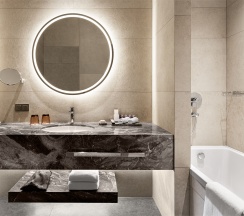 Полулюкс с видом на Кремль с одной большой кроватью в Cosmos Selection Moscow Arbat