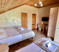 Семейный номер Classic с балконом и с красивым видом из окна в Green line