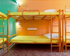 Кровать в 8-местном общем номере в Orange
