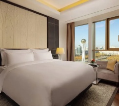 Двухместный номер клубный с видом на город двуспальная кровать в The Ritz-Carlton Astana