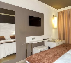 Четырёхместный номер Standard с видом на бассейн в Hotel Cesar Augustus
