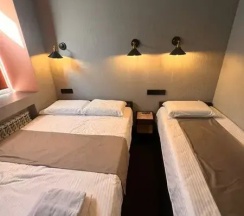 Трёхместный номер Standard (двуспальная кровать и односпальная кровать) в Хостел №1 комфорт