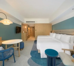 Четырёхместный номер Premium Deluxe с видом на бассейн в Centara Karon Resort Phuket