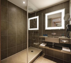 Номер стандарт улучшенный с 1 двуспальной кроватью в Novotel Krasnoyarsk center