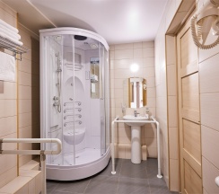 Двухкомнатный двухместный номер для гостей с ограниченными возможностями в Дружба