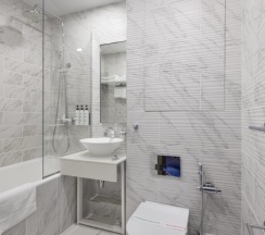 Deluxe с балконом и видом на город в V Hotel&Rooftop lounge