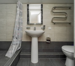 Четырёхместная комната с одной двуспальной и двумя односпальными кроватями в Чайка