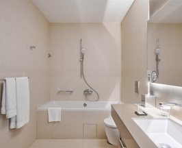 Номер Superior Suite, с видом на море - с двуспальной кроватью и диваном в Pullman Sochi Centre