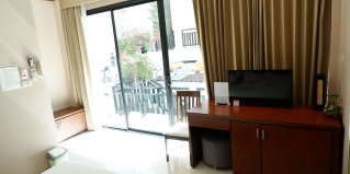Карон: Отель Kata Beachwalk Hotel and Bungalows