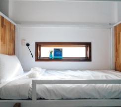 Кровать в общем номере в A Mze House