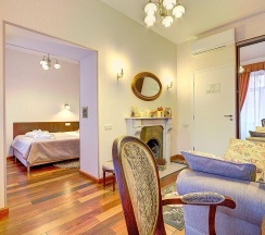 Номер люкс с 1 односпальной и 1 двуспальной кроватью в Давыдов