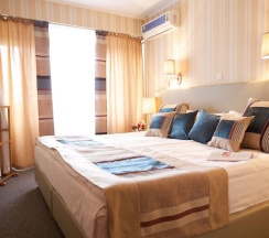 Двухместный номер Standard с балконом двуспальная кровать в Club Hotel  Dostuk