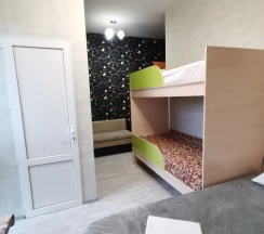 Пятиместный семейный номер Standard с балконом и с красивым видом из окна в Жемчужина