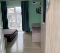 Комната стандарт с 2 односпальными и 1 двуспальной кроватью №3 в Алешкина мечта