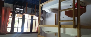 Кровать в общем номере с балконом в Coconut House Chaweng - Hostel