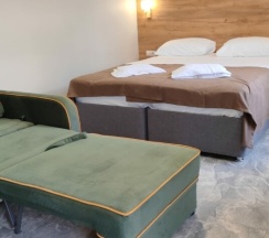 Трехместный номер с выходом во двор в Amina