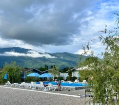 Двухместный семейный Домик с террасой двуспальная кровать в Летняя сказка