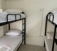 Кровать в общем номере (мужской номер) в White Hostel