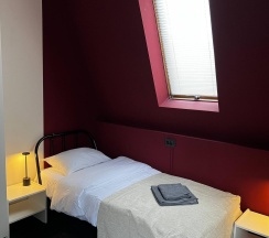 Кровать в 3-местном общем женском номере в Прусс