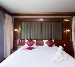 Люкс с видом на бассейн в Erawan Hotel