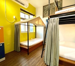 Кровать в общем номере с балконом в Bayhouse Hostel Penghu
