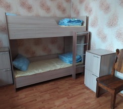 Кровать в 8-местном мужском номере (4 этаж) в Диско