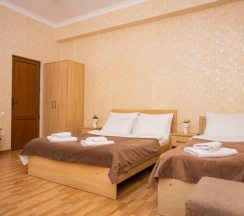 Стандарт 4-местный с двуспальной и односпальной кроватями и балконом в Джульетта