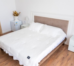 Двухкомнатный номер Люкс на трех-четырех гостей с балконом видом на море (корпус Б) в Оптимист