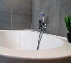 Люкс с балконом и с красивым видом из окна в Апартаменты Евродвушка