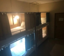 Кровать в 4-местном общем женском номере в Солнечный ветер