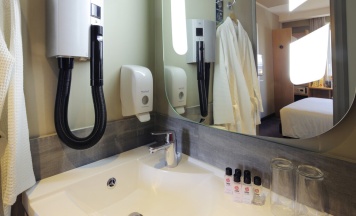 Двухместный номер Premium с видом на город двуспальная кровать в ibis Yerevan Center 