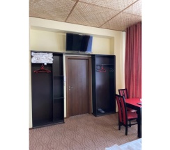Номер полулюкс с 1 односпальной и 1 двуспальной кроватью в Red House