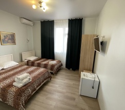 Трехместный номер с двуспальной и односпальной кроватями в Кристина