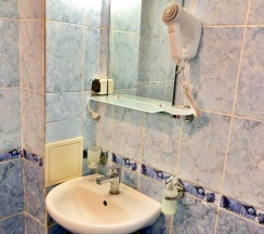 Семейный люкс с 2 комнатами с балконом и с красивым видом из окна в Наш дом