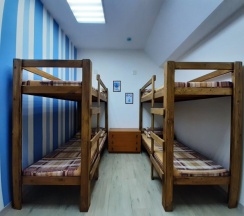 Кровать в общем номере с красивым видом из окна в Жираф