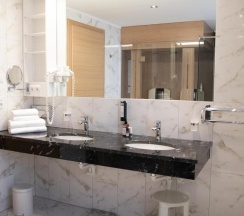 Двухместный номер Superior двуспальная кровать в Alpenhotel Enzian