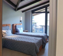 Семейный коттедж с балконом и с красивым видом из окна в Калайчев двор