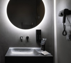 Двухместный номер Делюкс с видом на внутренний двор двуспальная кровать в Moon2