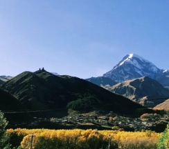 Двухместный номер Standard с видом на горы (двуспальная кровать) в Отель Belmonte Kazbegi