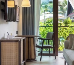 Двухместный номер Premier с балконом и с видом на бассейн двуспальная кровать в Howard Johnson by Wyndham Phuket Naiyang