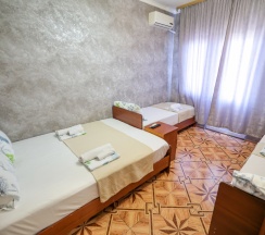 Четырёхместный номер Standard с балконом в Дельфин