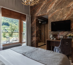 Делюкс с балконом и видом на горы в Stellar collection chalet, Krasnaya Polyana