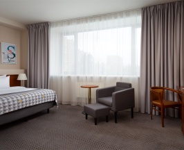 Стандарт 1 кровать queen size с душем в Holiday Inn Perm