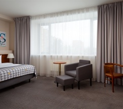 Стандарт 1 кровать queen size с душем в Holiday Inn Perm